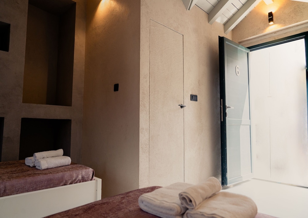 ROOM, TWIN BEDS