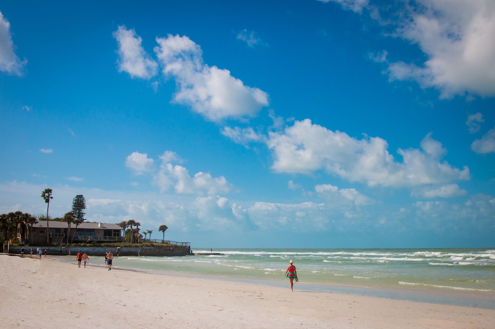 Tropical Beach Resorts 73/79