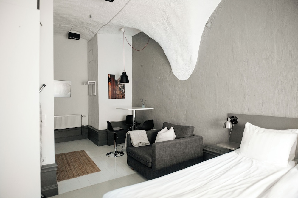 STUDIO, DOUBLE BED, SMALL
