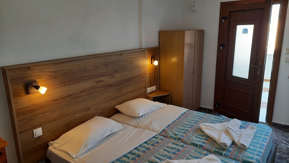 ECONOMY, DOUBLE OR TWIN BED