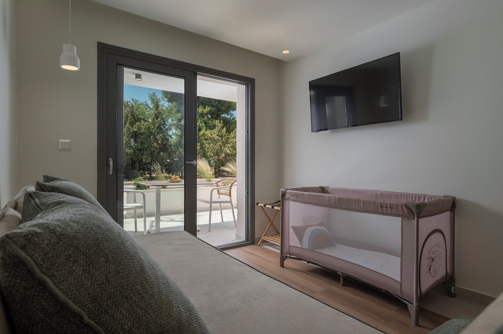 Sandy Seaside Suites 52/66