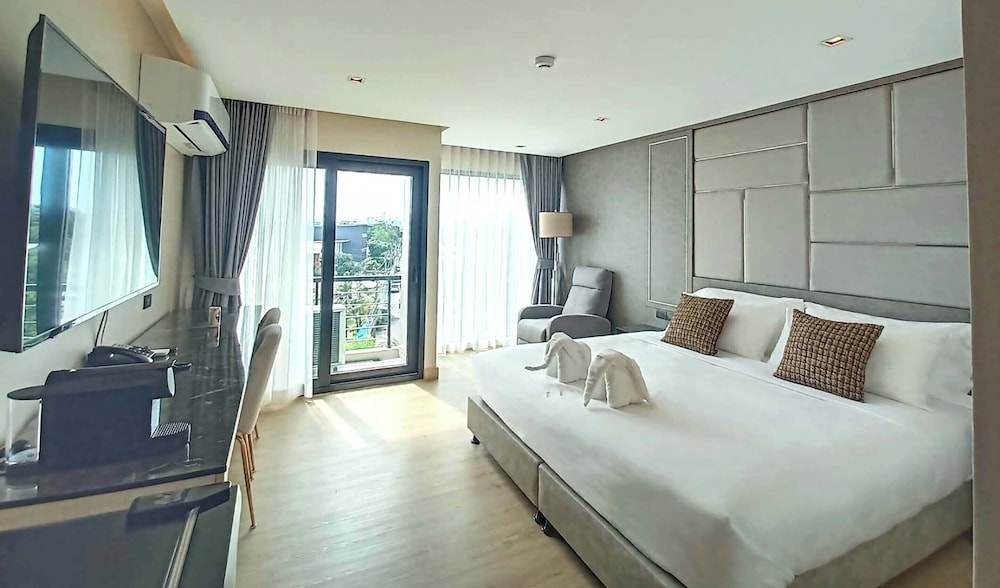 DELUXE, KING BED