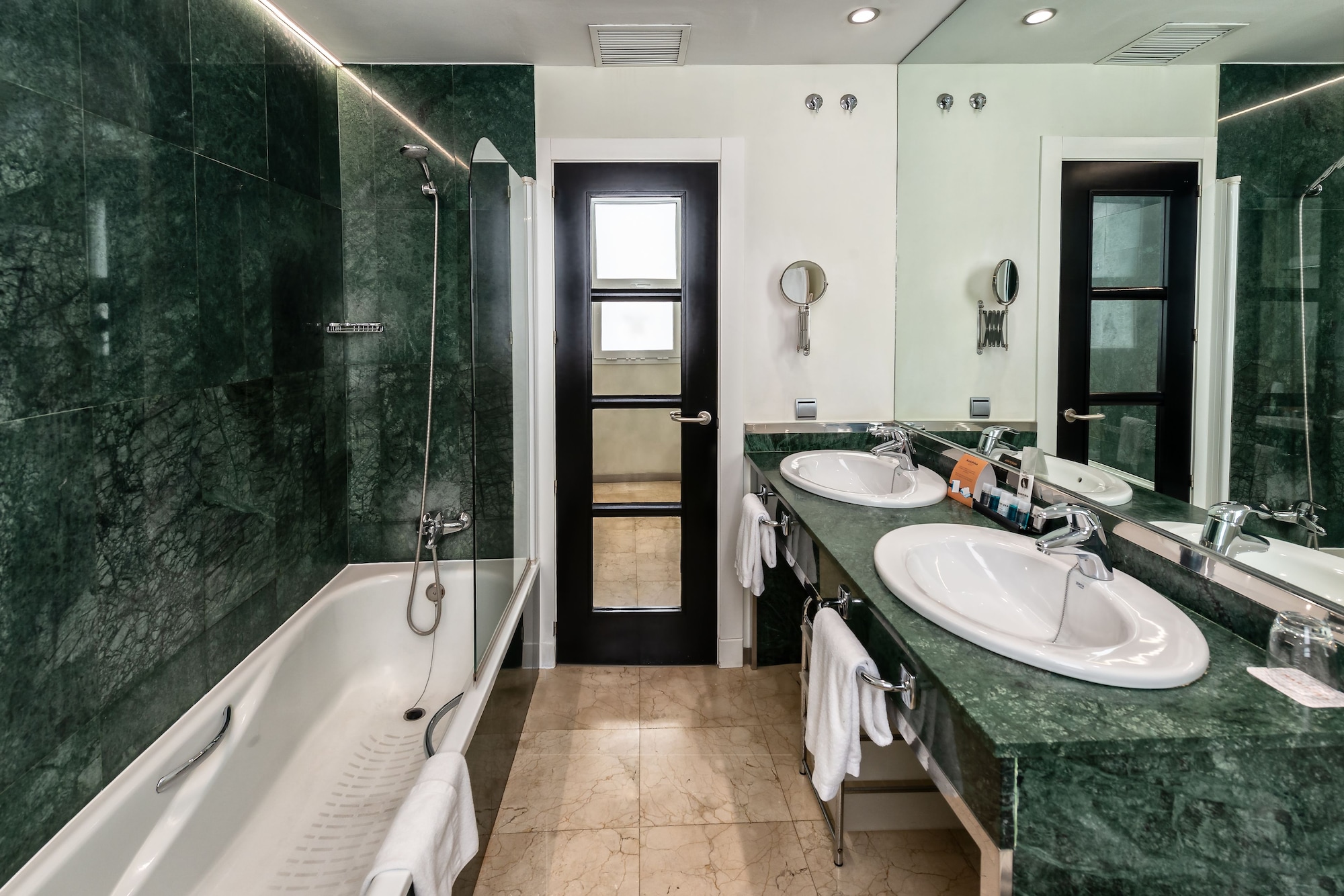 غرفة تنفيذية، Mariposa Hotel Ex Room Mate Lola 7/7
