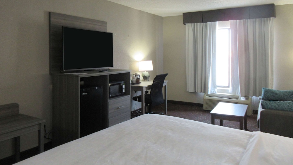 Clarion Pointe Evansville North 10/35