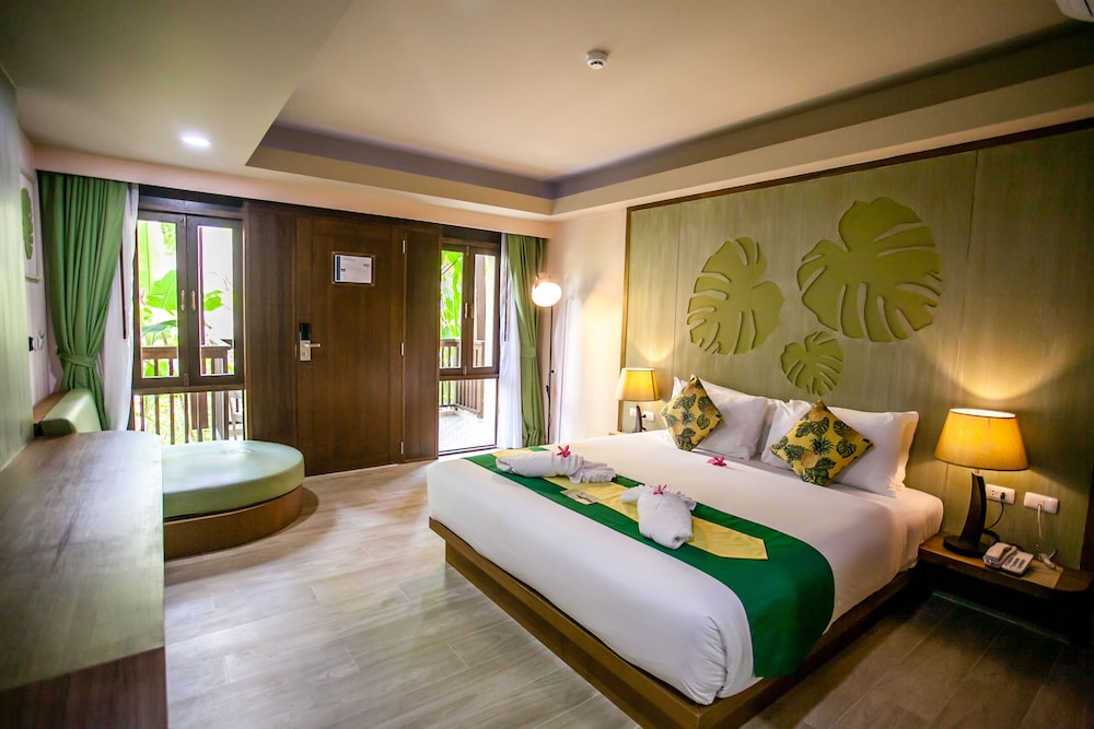 HULA HULA RESORT l truly tropical and fun wellness 40/90