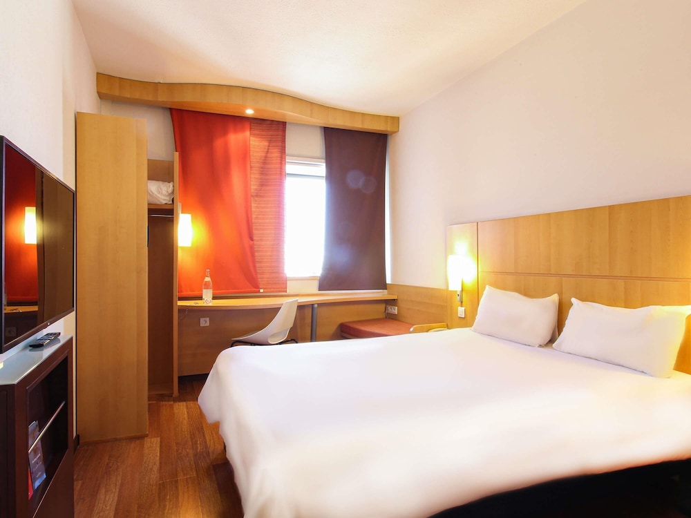 ROOM, QUEEN BED