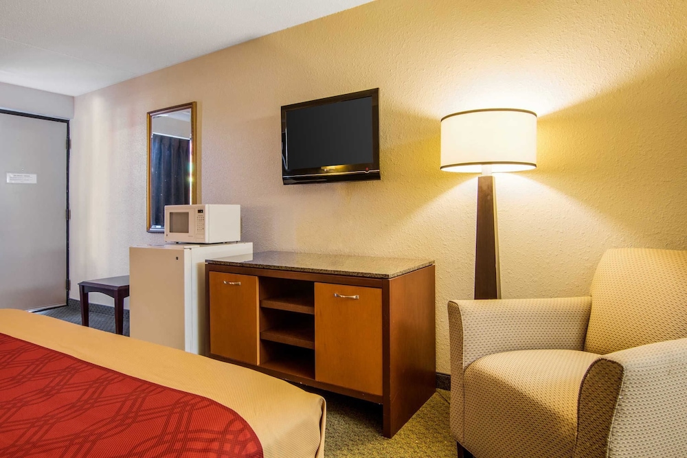 Econo Lodge Inn & Suites Conference Center 17/44