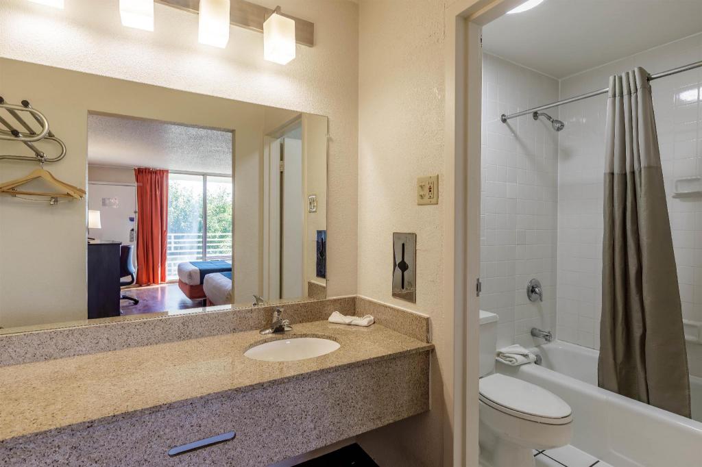 Room, 2 Double Beds, Motel6 Dumfries, VA 8/9