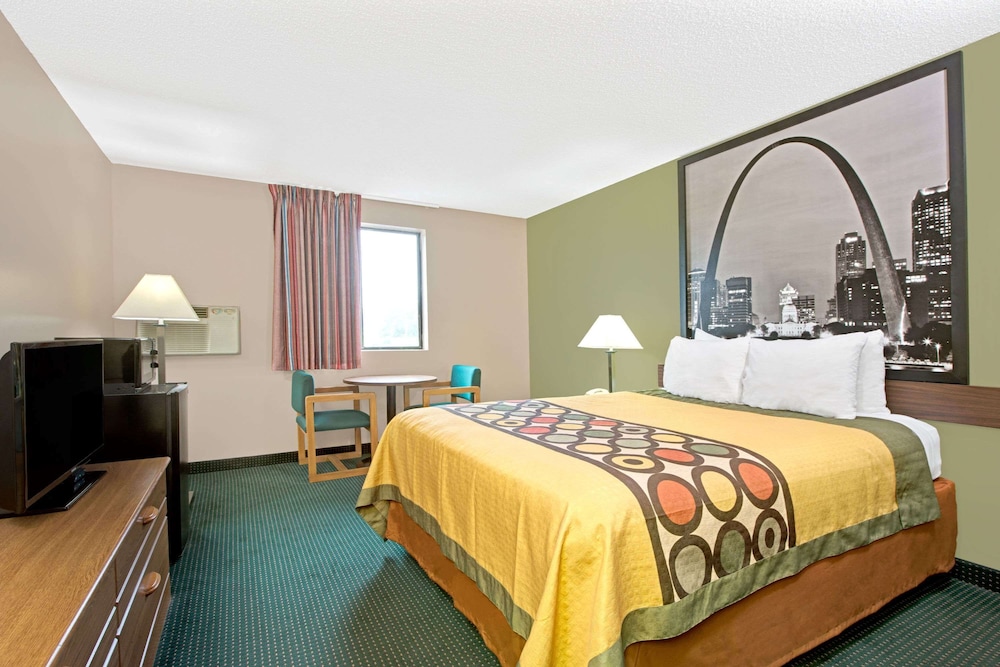 Super 8 by Wyndham Eureka/Six Flags Nearby 10/19