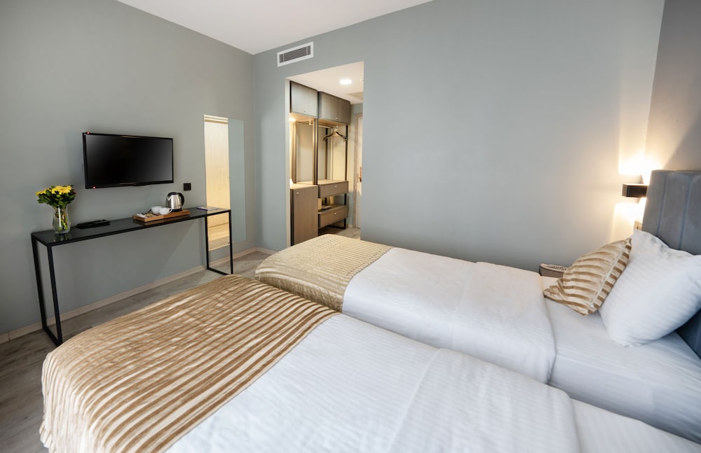 Orya Hotel 43/63