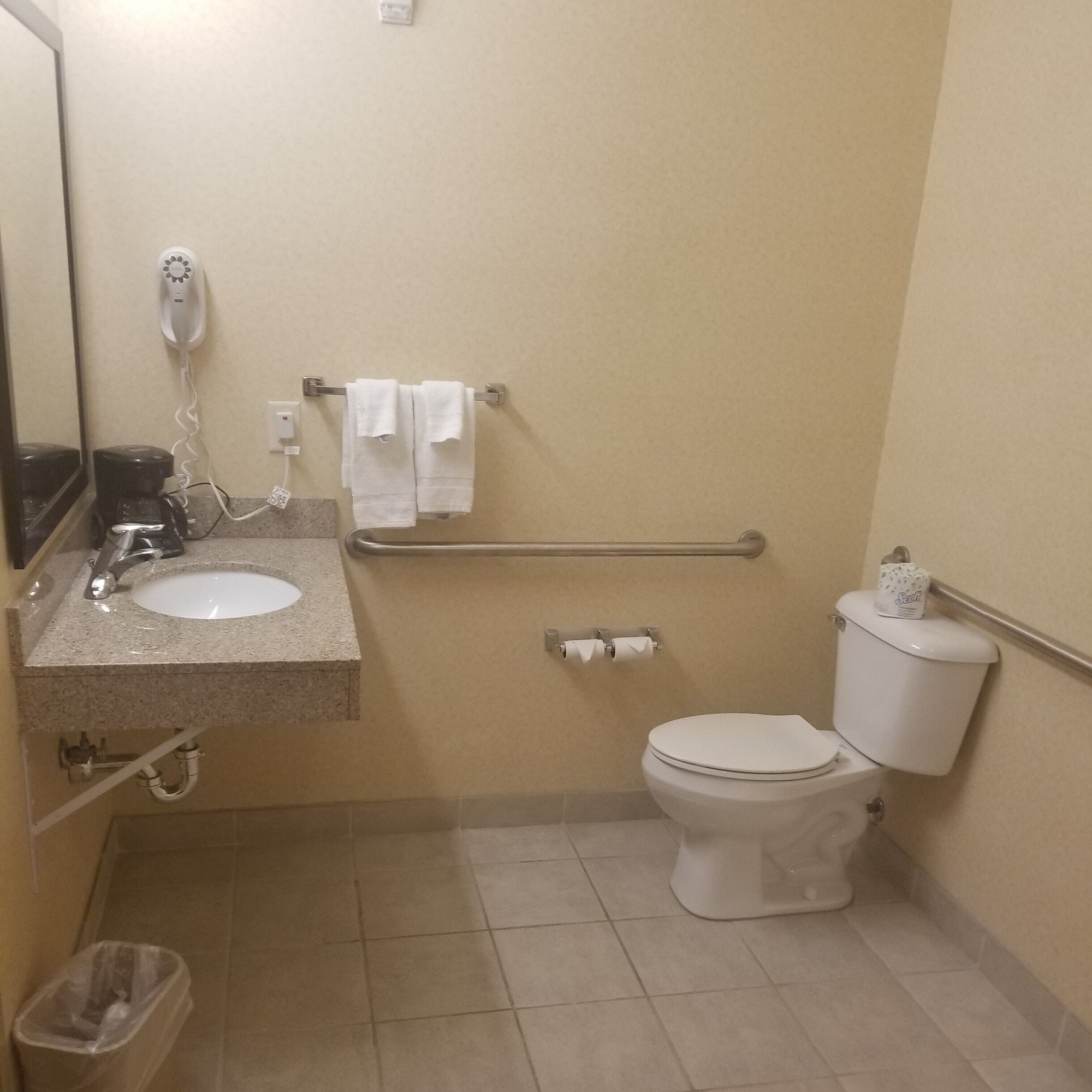 جناح بسرير كينج بحوض جاكوزي لذوي الإعاقة، Cobblestone Suites Ripon 3/4