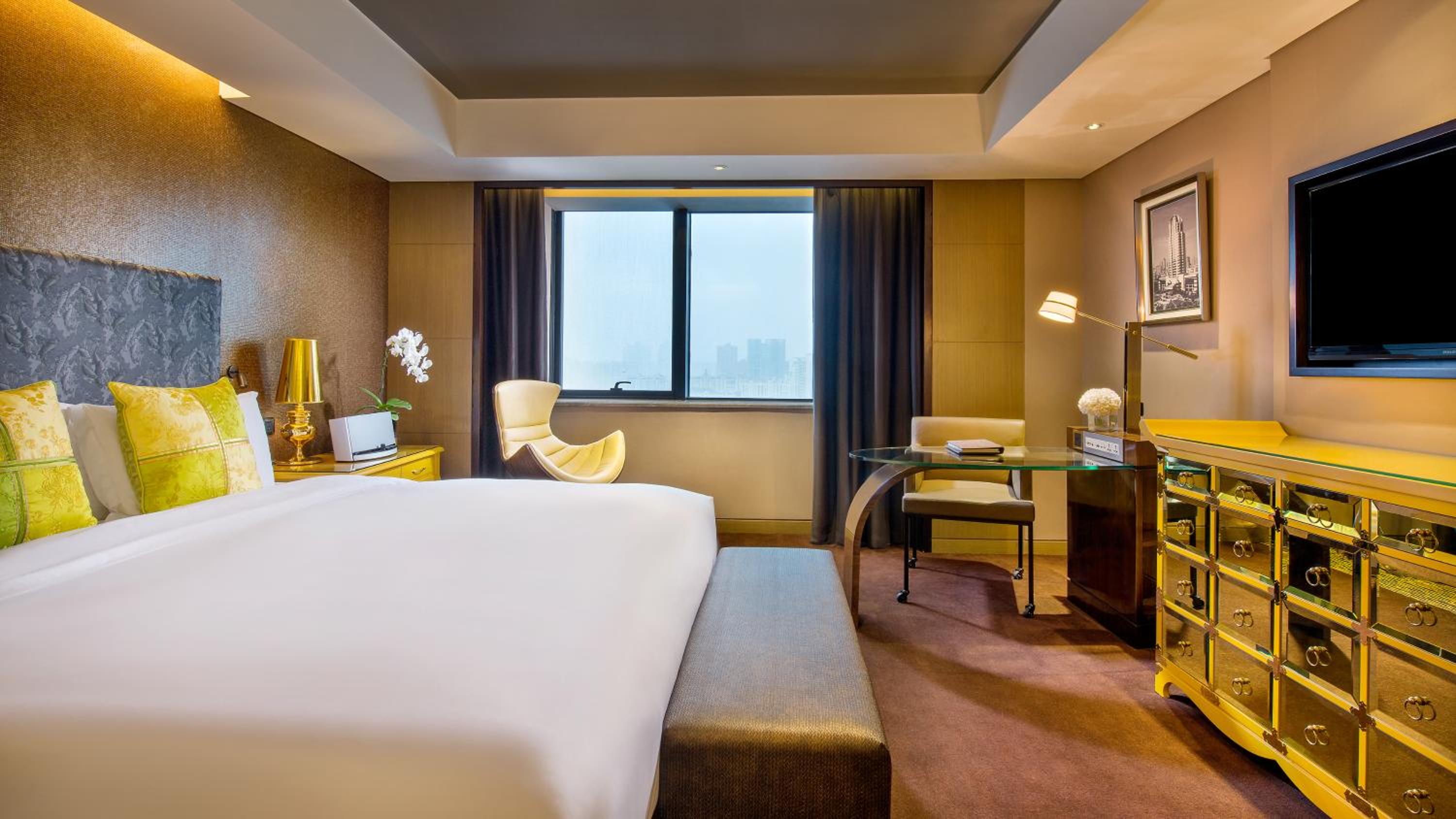LUXURY, KING BED