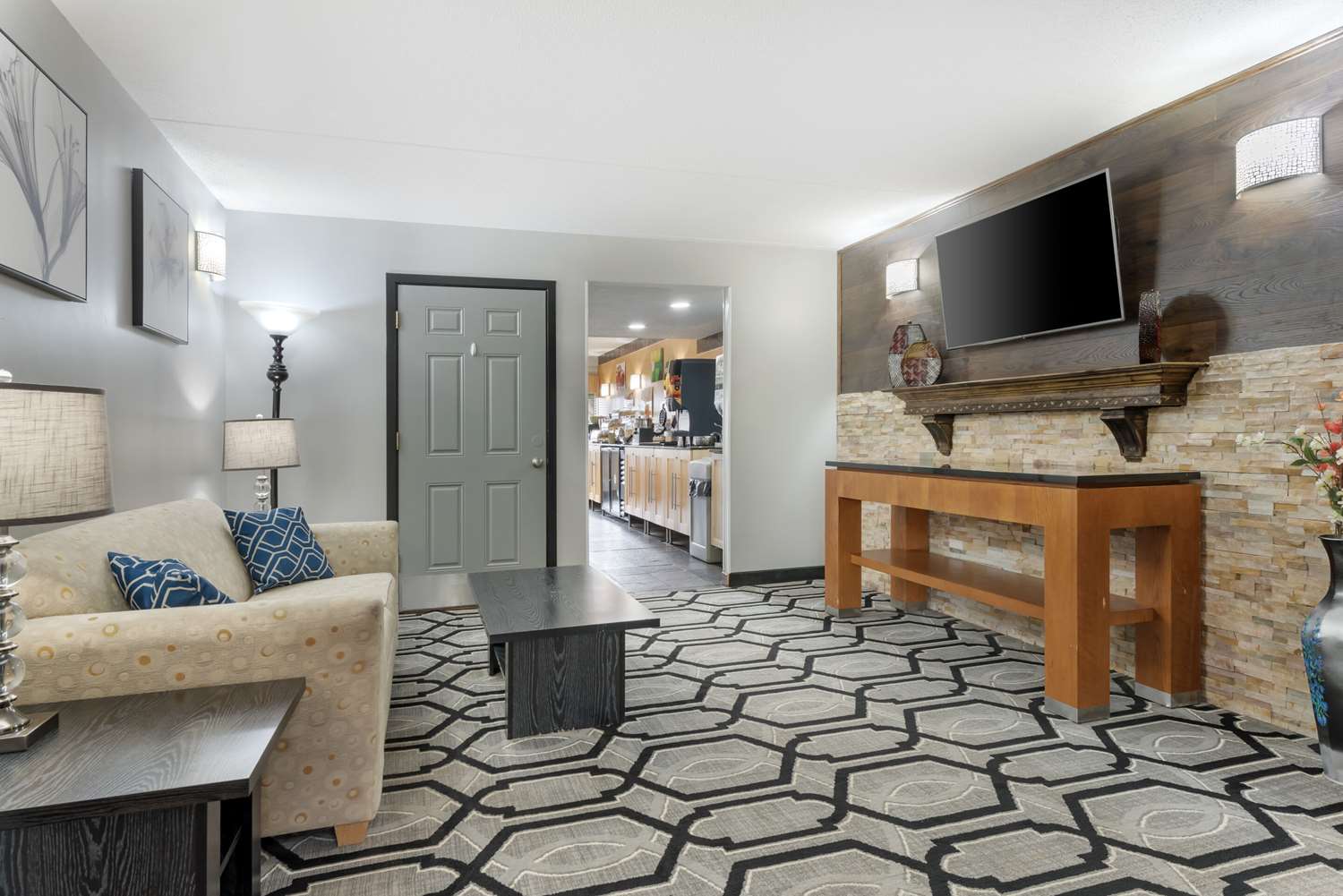 Quality Inn & Suites Mayo Clinic Area 7/11