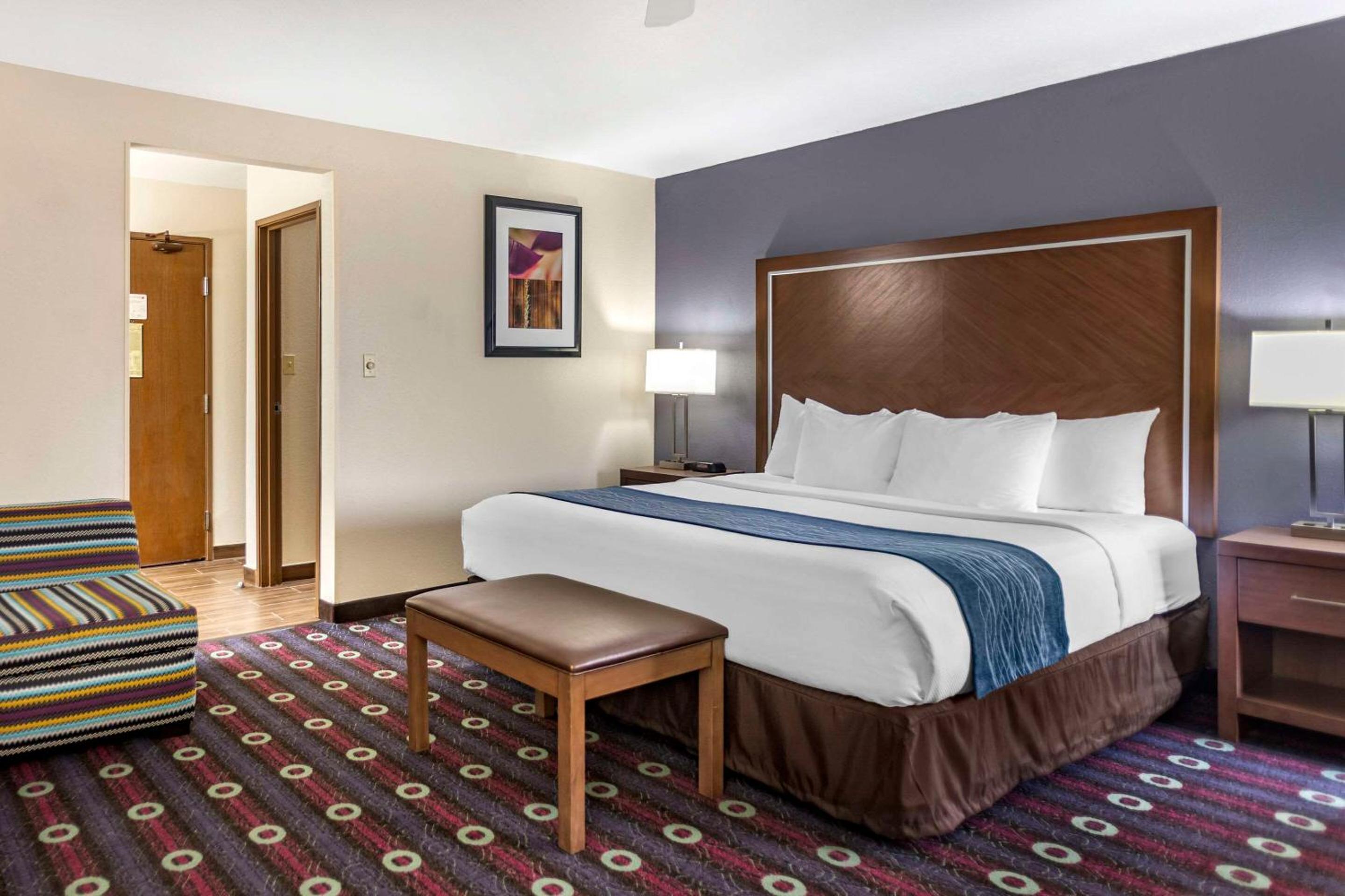 جناح بسرير كينج مع أريكة، Comfort Inn Tulsa Midtown 3/6
