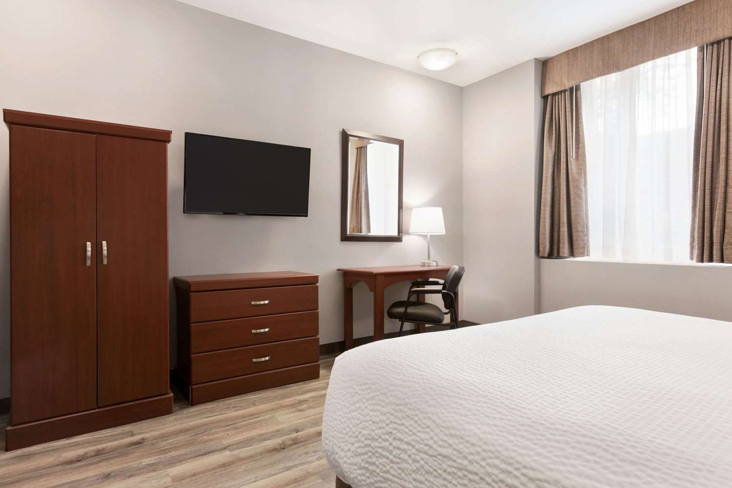 Signature Inn & Suites Hamilton 12/20