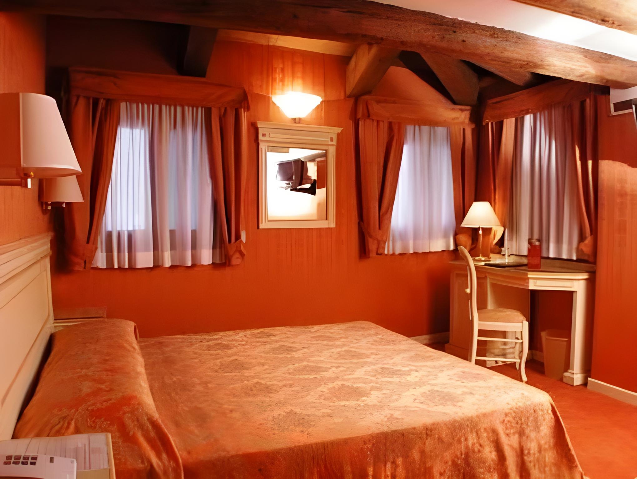 Classic, Queen Bed