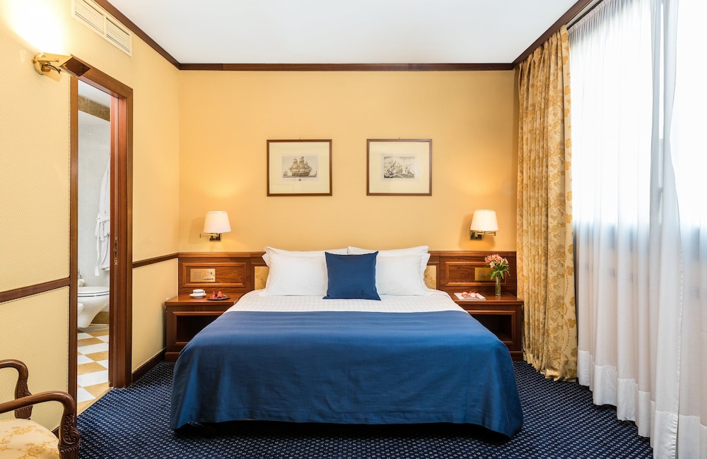 SUITE, KING BED