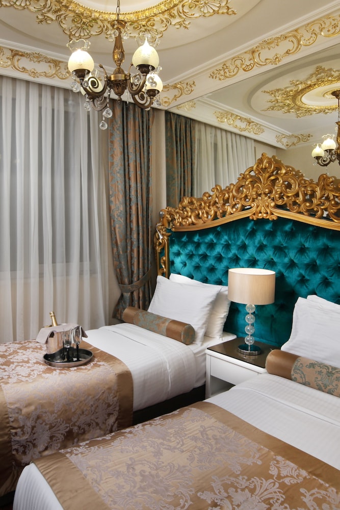 White Monarch Hotel 17/70