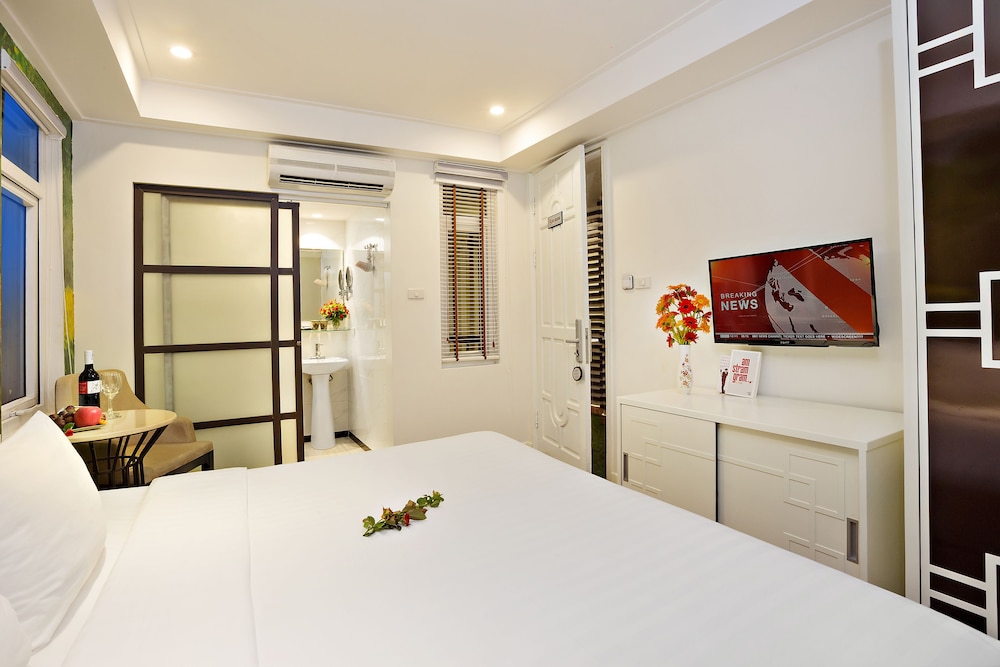 DELUXE, DOUBLE OR TWIN BED