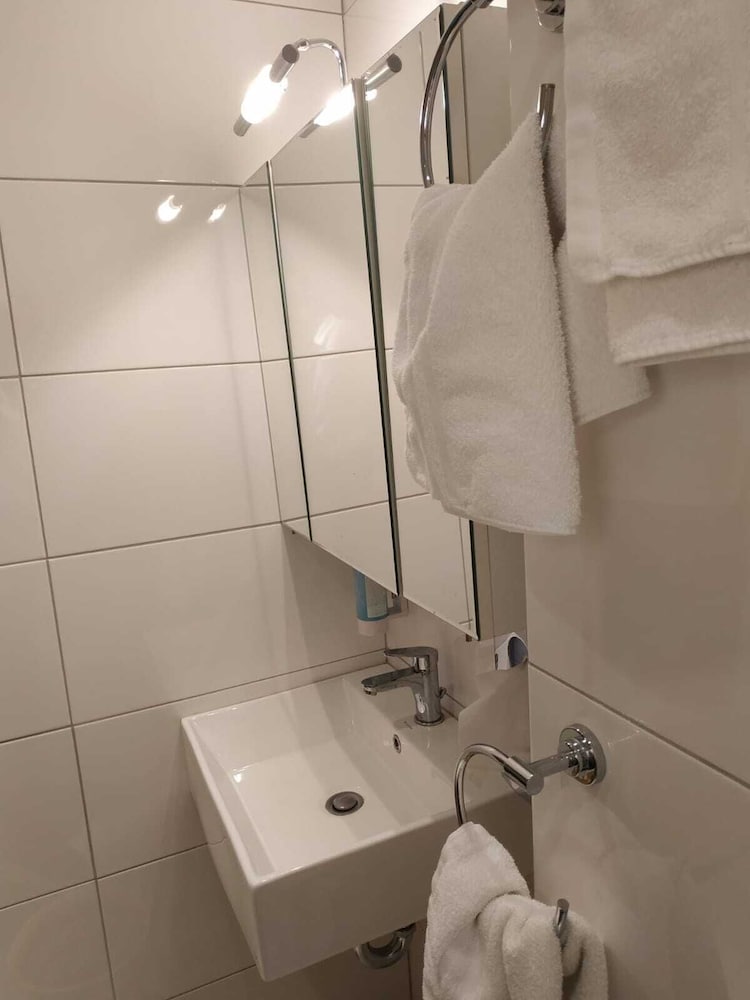غرفة عصرية عائلية بسرير مزدوج وسرير فردي بشرفة، Hotel Waldblick 6/10