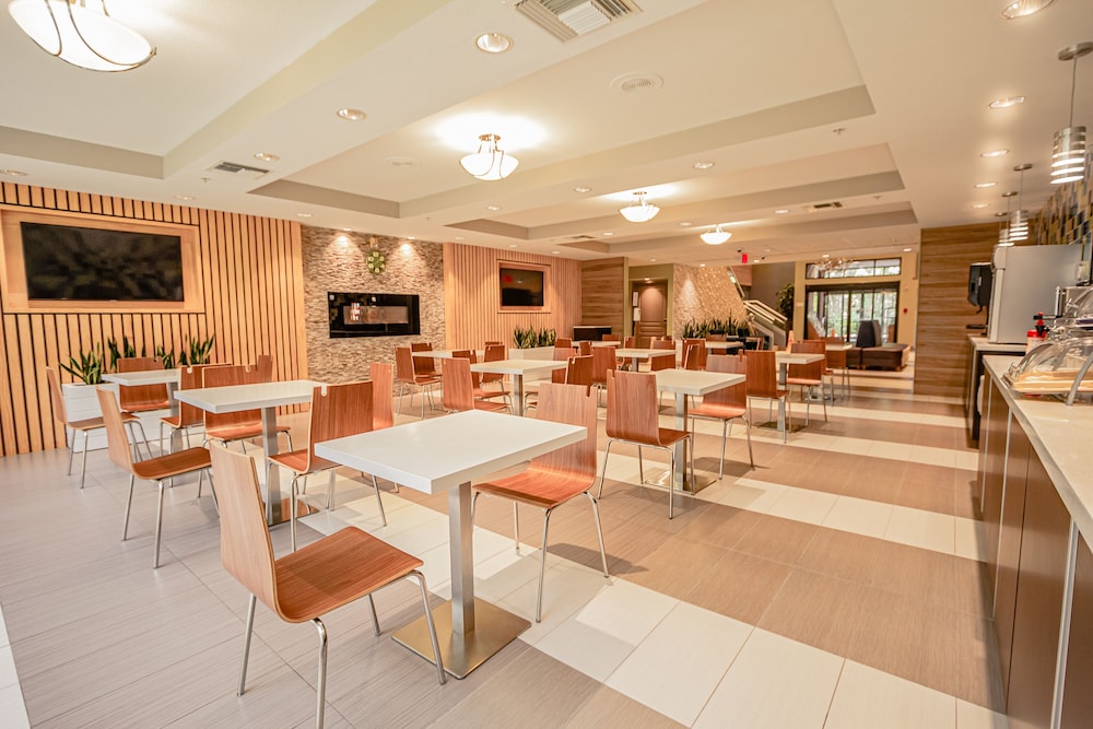 Days Inn Suites By Wyndham Fort Myers Near Jetblue Park 33/43