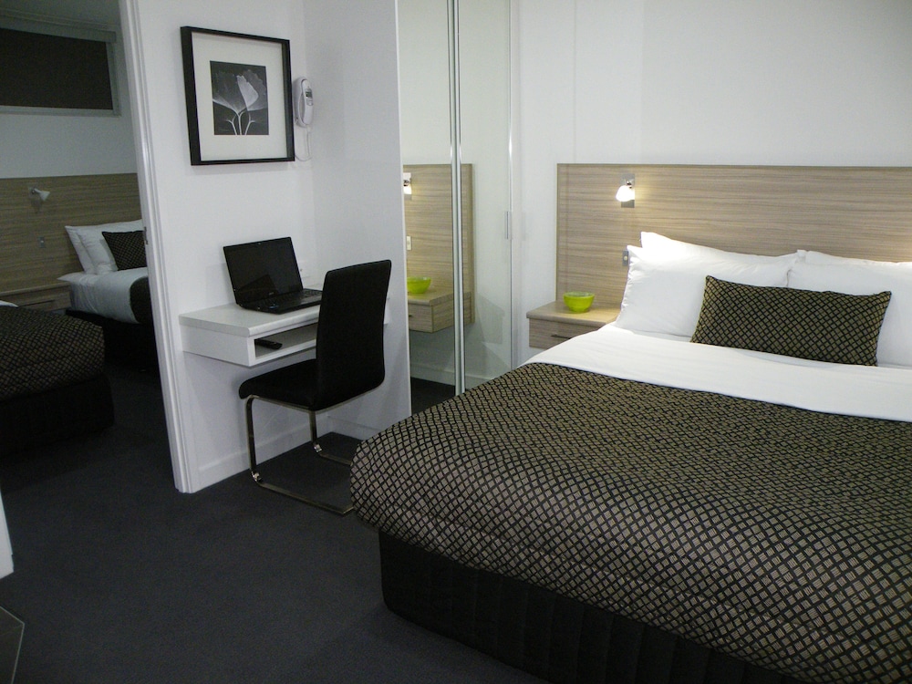 HAMILTON LONSDALE MOTEL 18/58