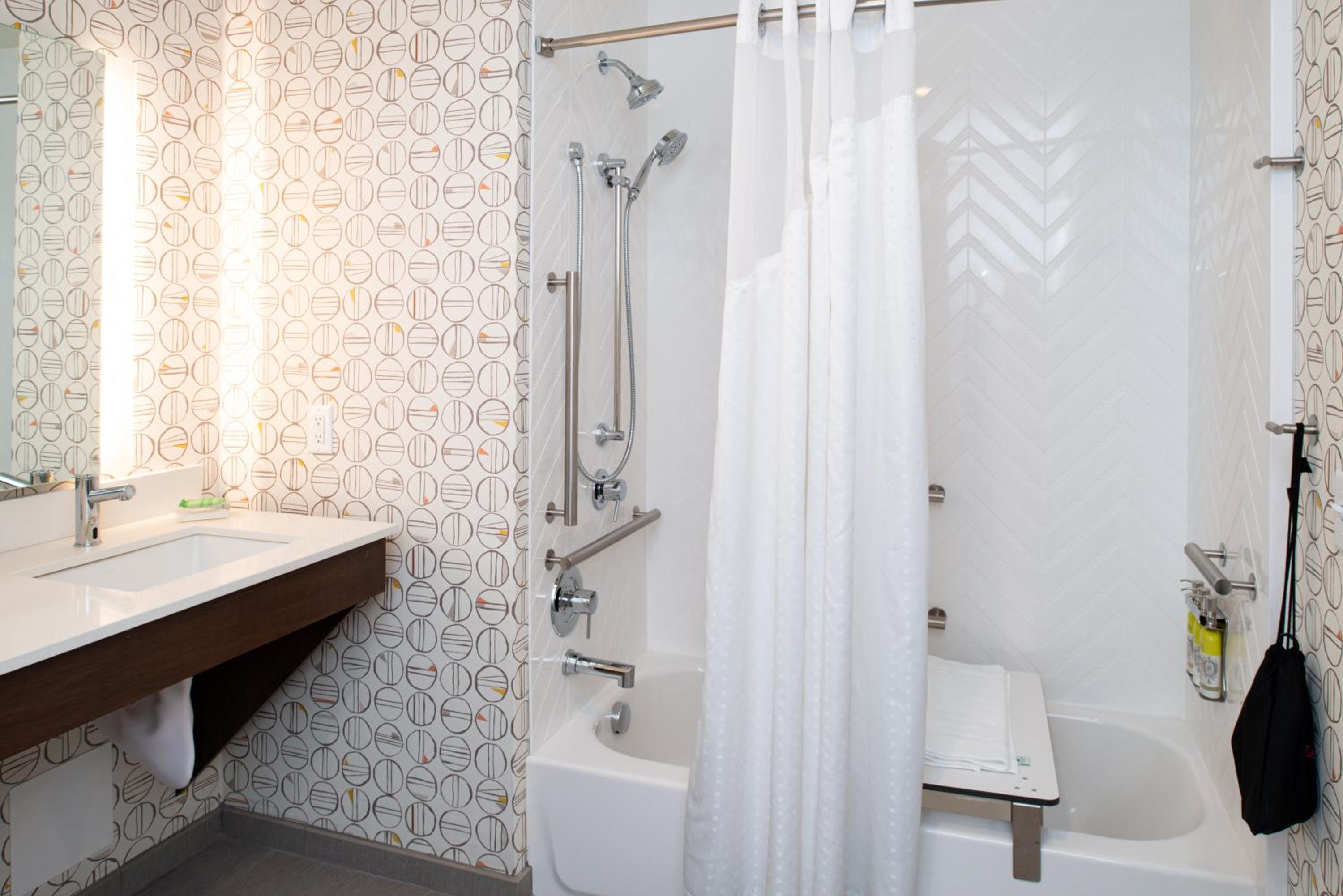 غرفة قياسية بسريرين كوين بحوض استحمام لذوي الإعاقة، Holiday Inn Suites Idaho Falls 7/9