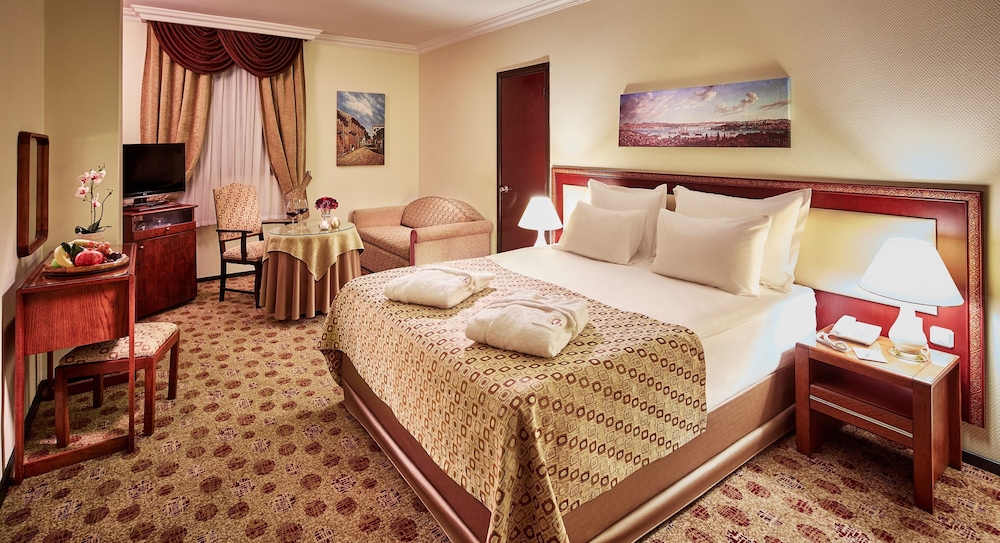 DELUXE, SINGLE, QUEEN BED