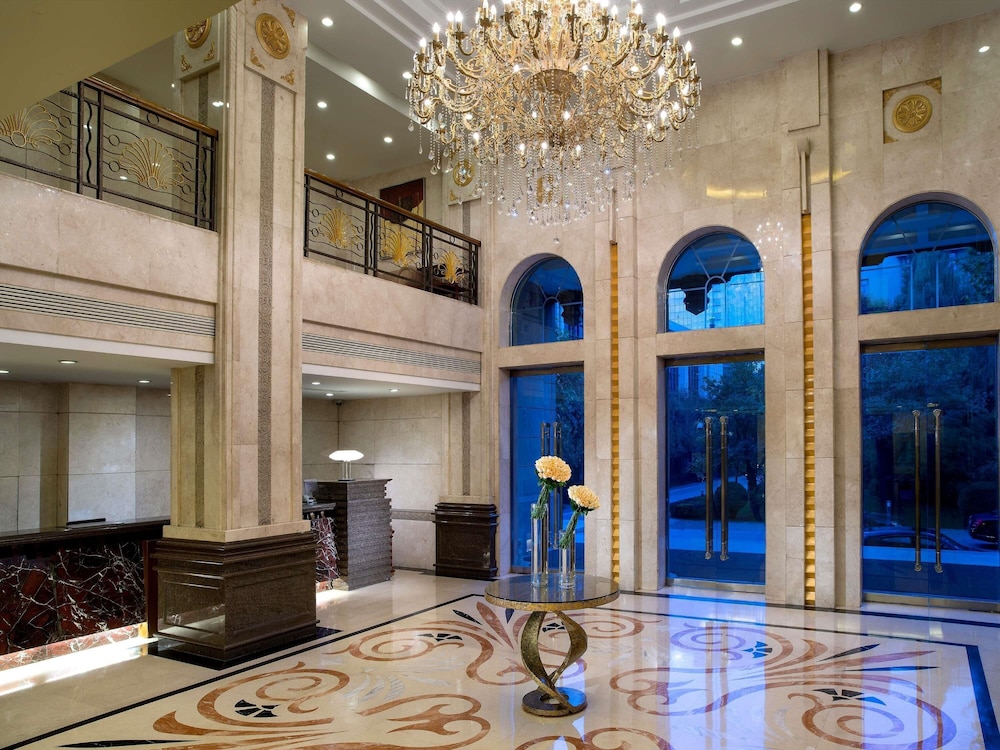 Grand Mercure On Renmin Square 10/64