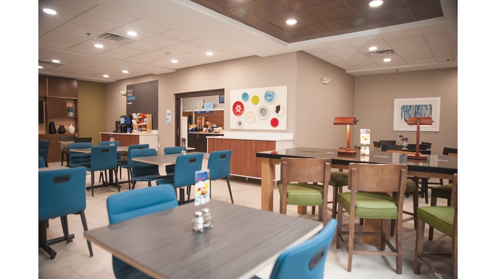 Holiday Inn Express Hotel Suites Norfolk 39/48