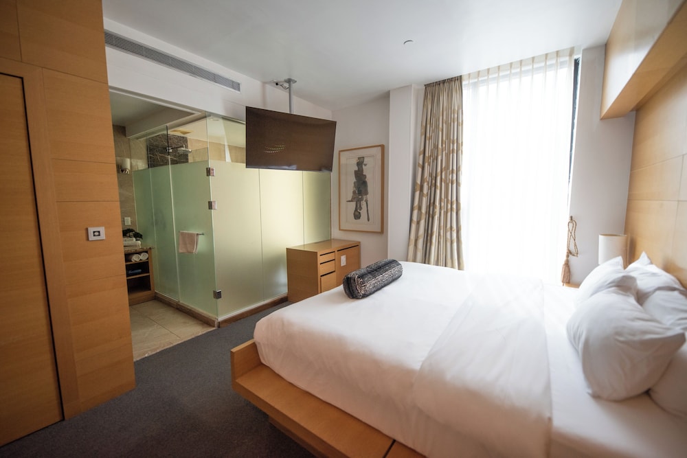 ROOM, KING BED, JETTED TUB