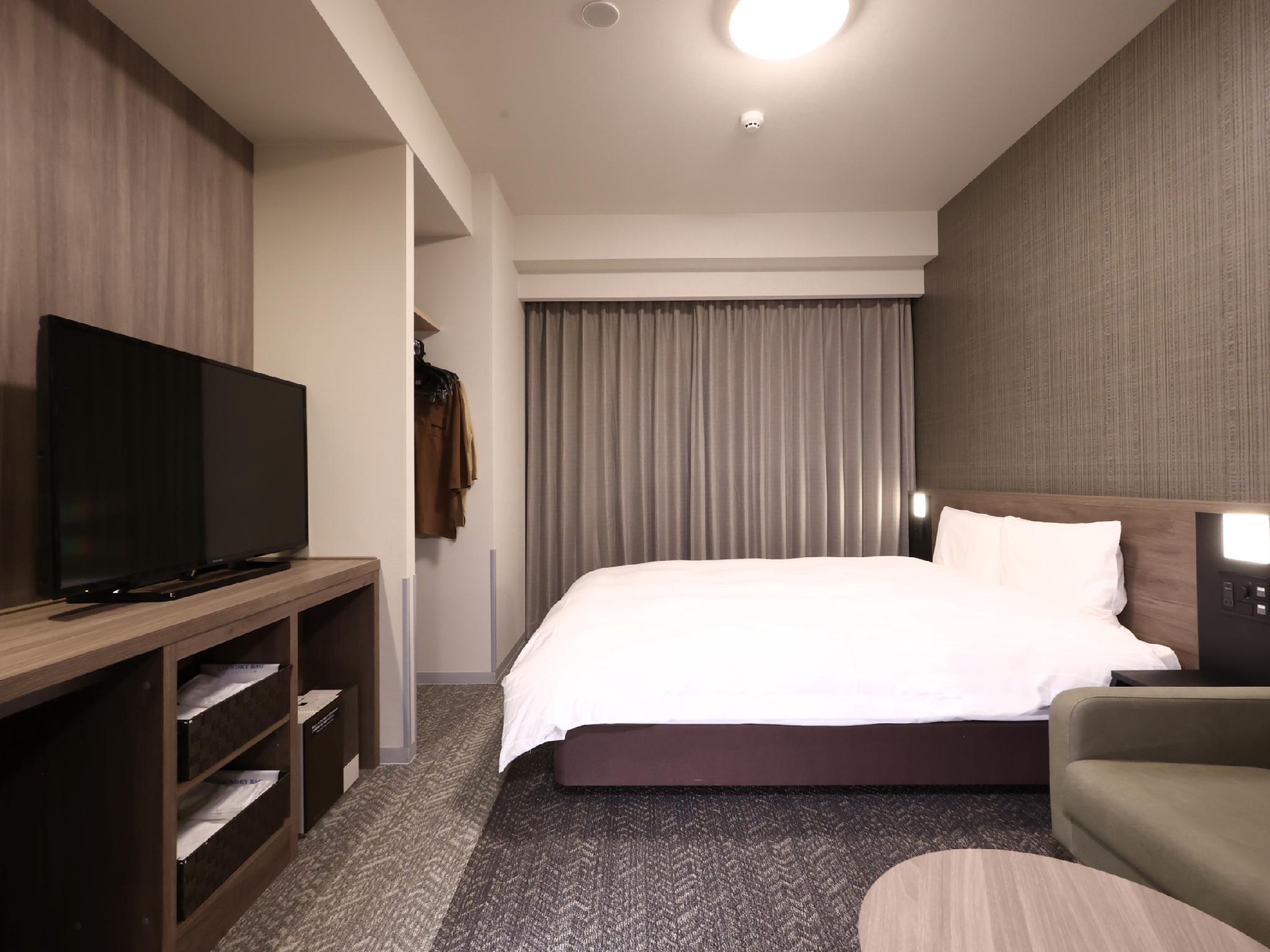 Moderate, Queen Bed