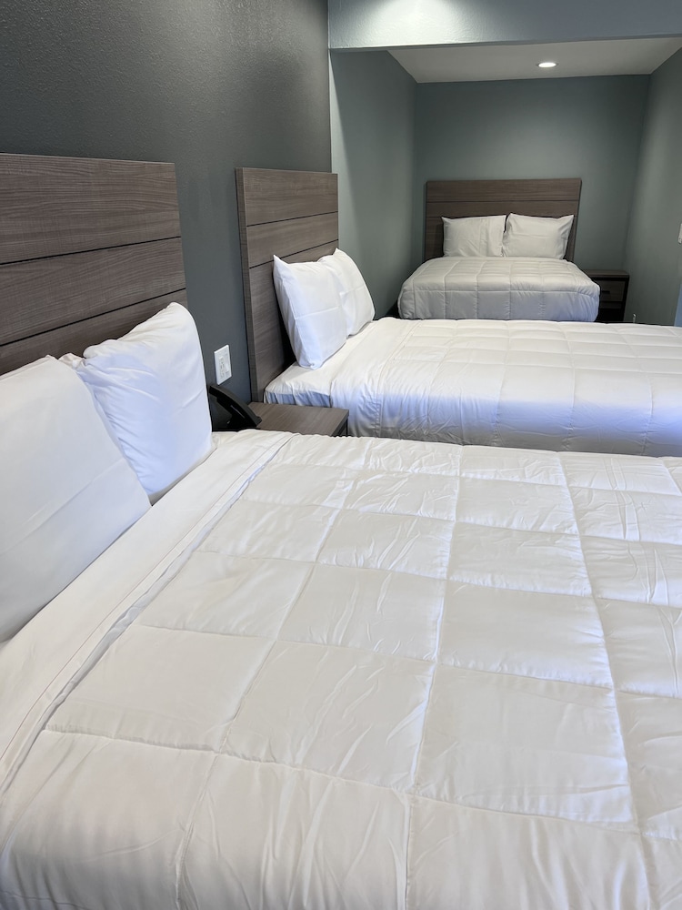 Surf City Inn And Suites 14/50
