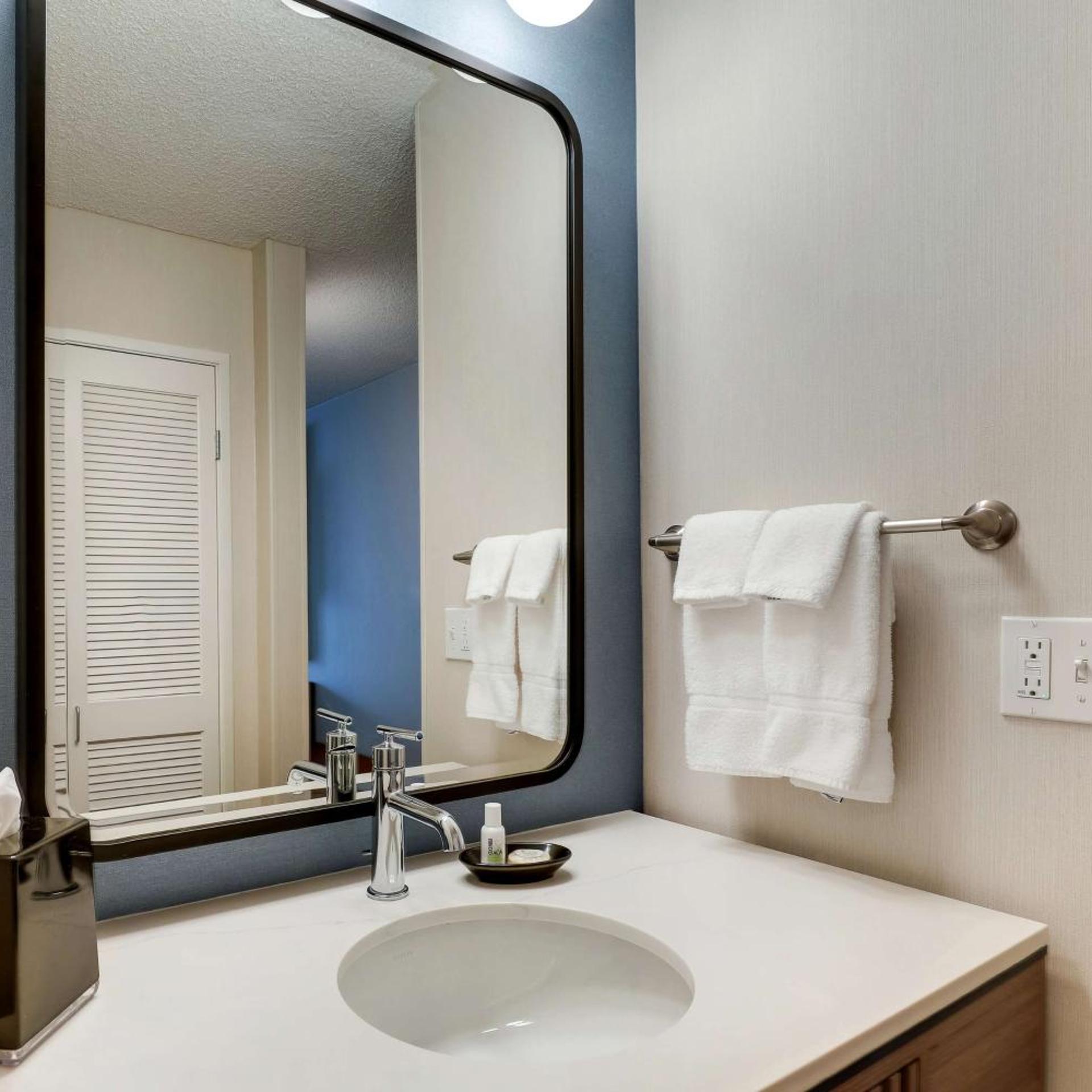 غرفة بسرير كينج لذوي الإعاقة، Sonesta Select Scottsdale At Mayo Clinic Campus 16/18