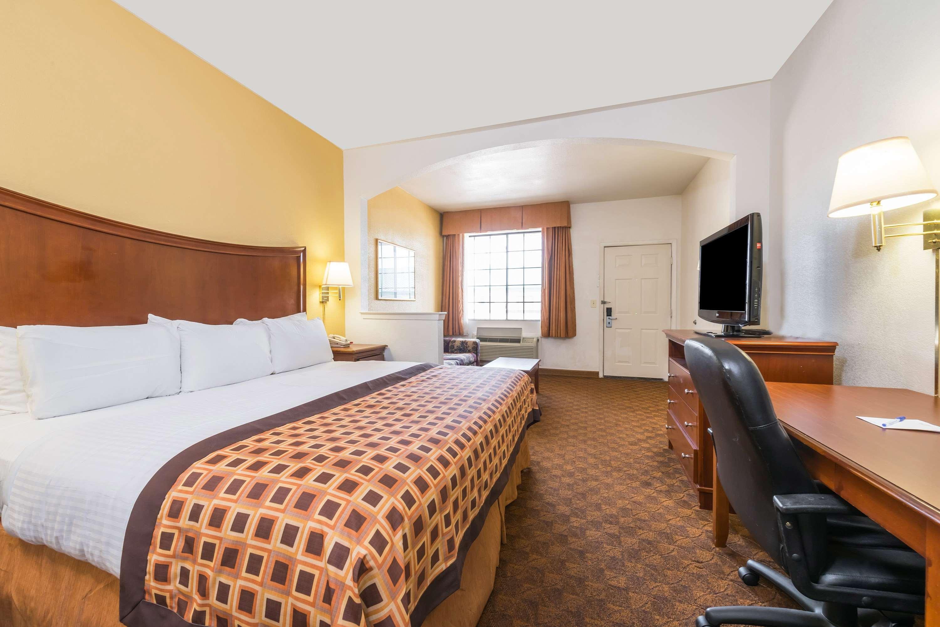 SUITE, KING BED, ACCESSIBLE