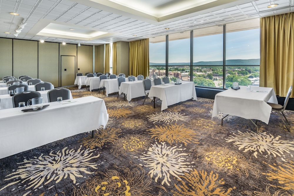 Holiday Inn Suites Pittsfield Berkshires 44/80