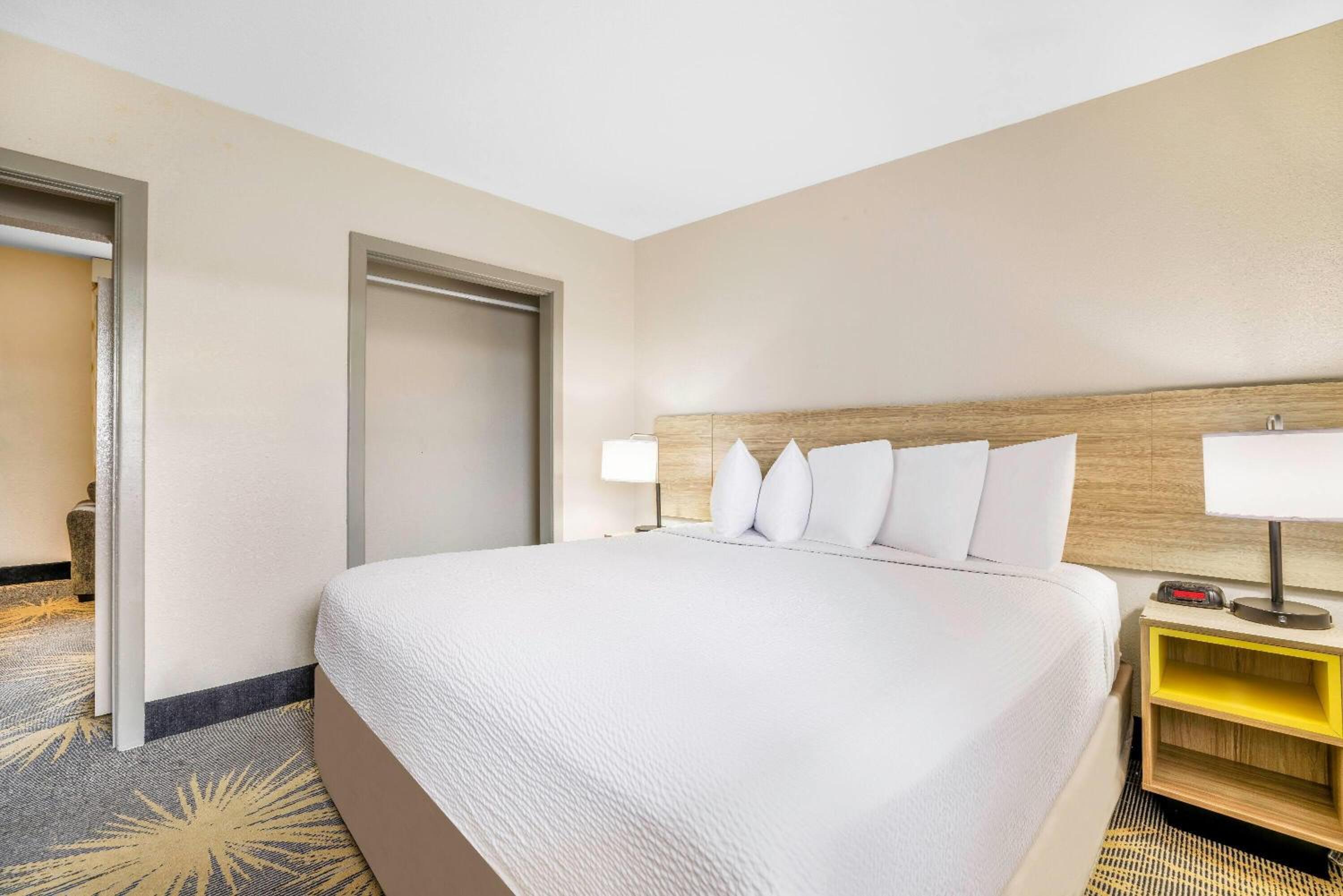 جناح بسرير كينج مع أريكة، Days Inn by Wyndham Cortez 5/9