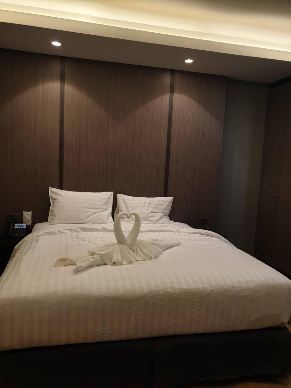The Bed Hotel 10/50