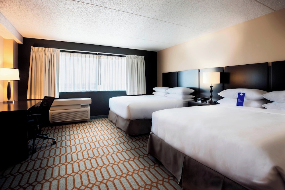 suite, multiple beds