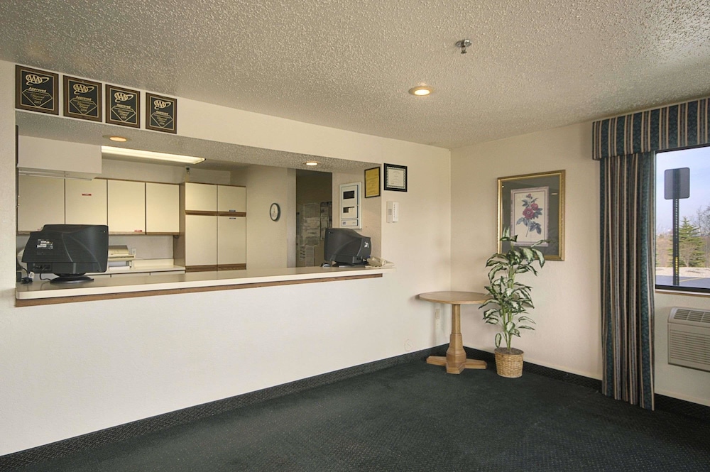 Travelodge by Wyndham Hudsonville 2/42