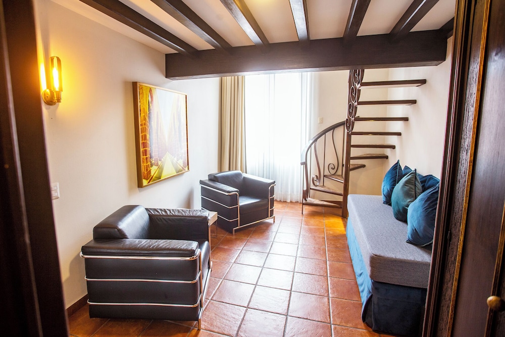 Herencia Hotel By Hosting House 27/50