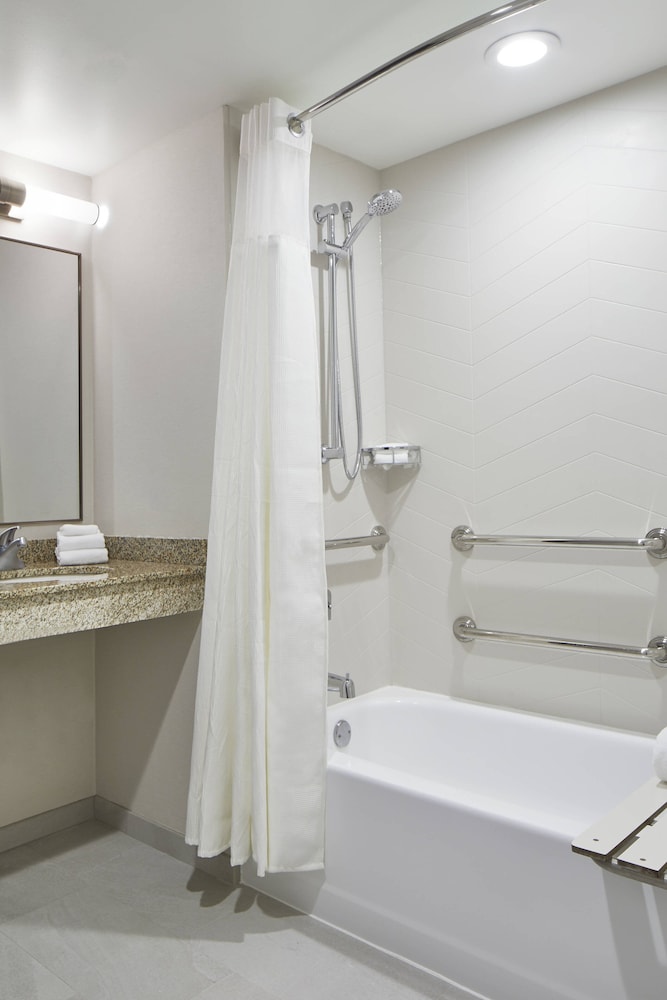 Fairfield Inn & Suites Albany Airport 8/41