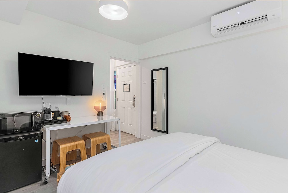 Room, Queen Bed, Courtyard View