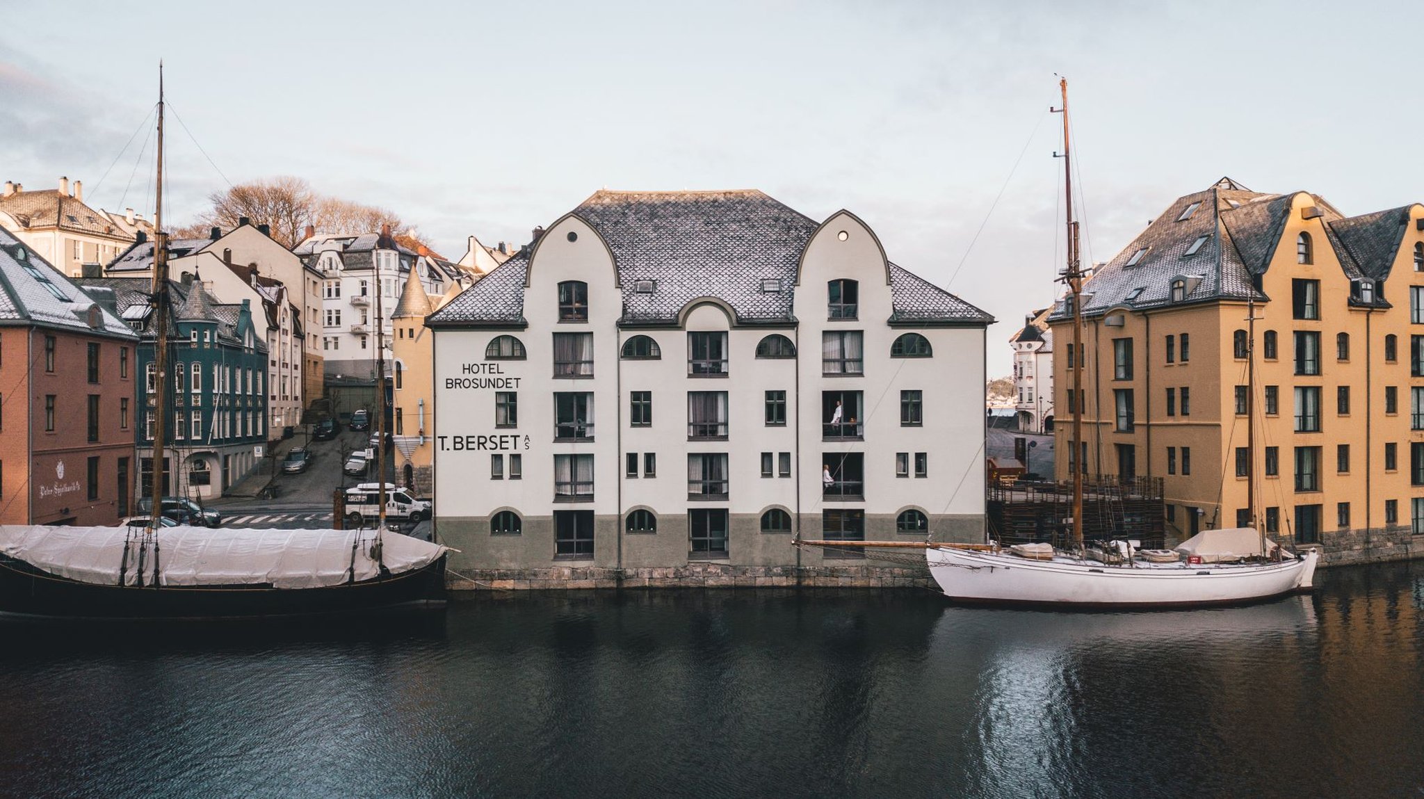 Brosundet Hotel 46/49