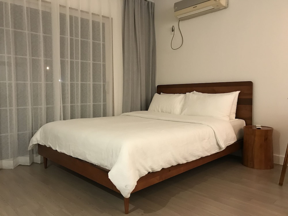 STANDARD, QUEEN BED, PARTIAL OCEAN VIEW, KITCHEN