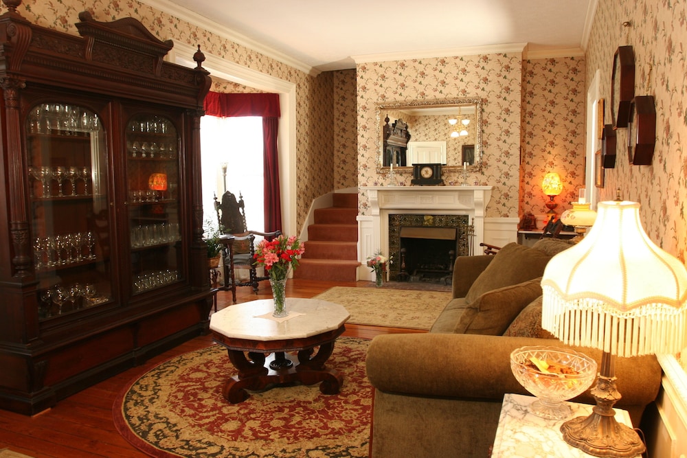 Isaiah Jones Homestead Bed & Breakfast 30/50