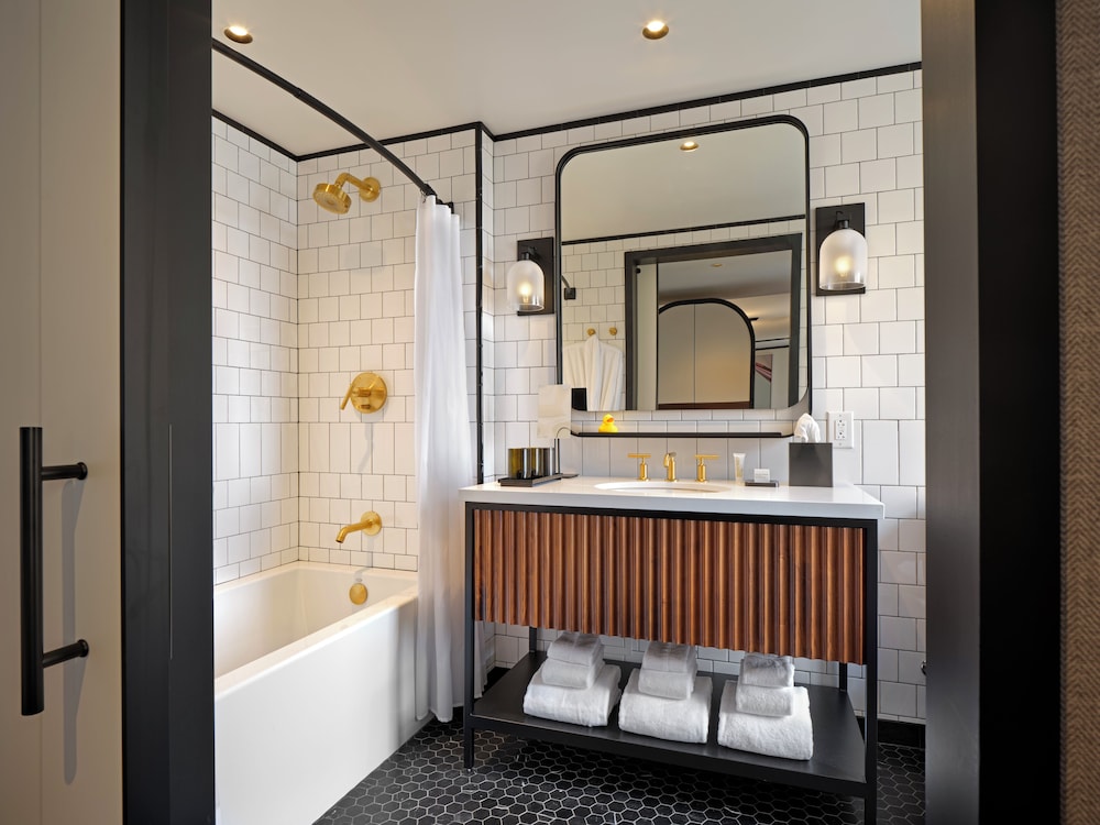 غرفة ديلوكس بسريرين كوين، 21c Museum Hotel St Louis 2/2