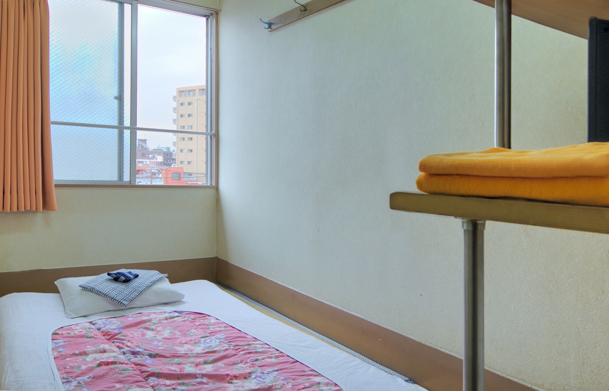 STANDARD, SINGLE, SHARED BATHROOM