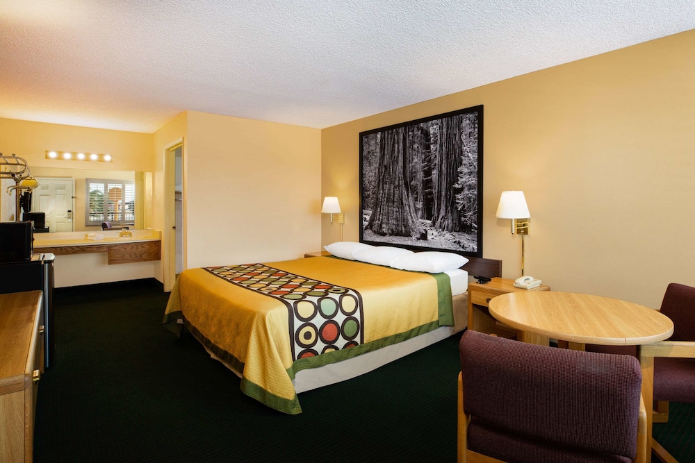 Super 8 By Wyndham Lindsay Olive Tree 33/61