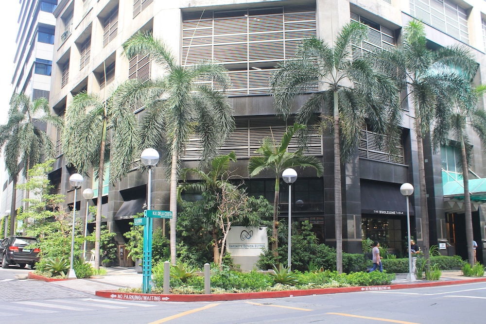 Infinity Towers Suites 2/50